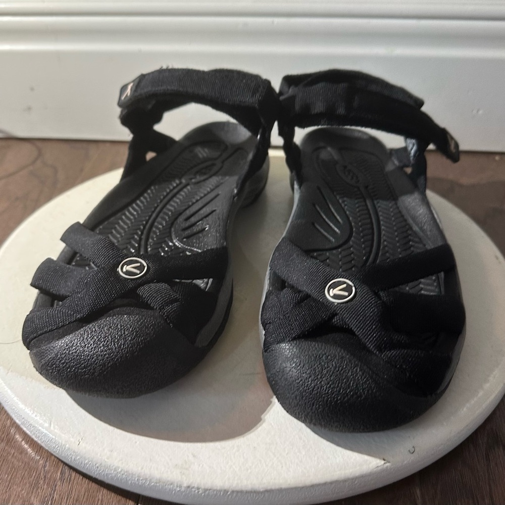 Keen Bali Strap Sandals (size 8.5) in black